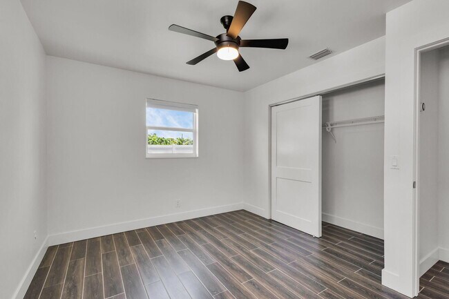 Building Photo - 204 W Whitney Dr