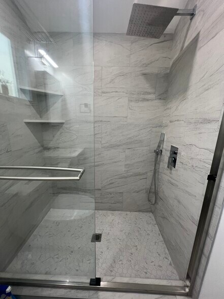 Shower - 4555 Narrot St