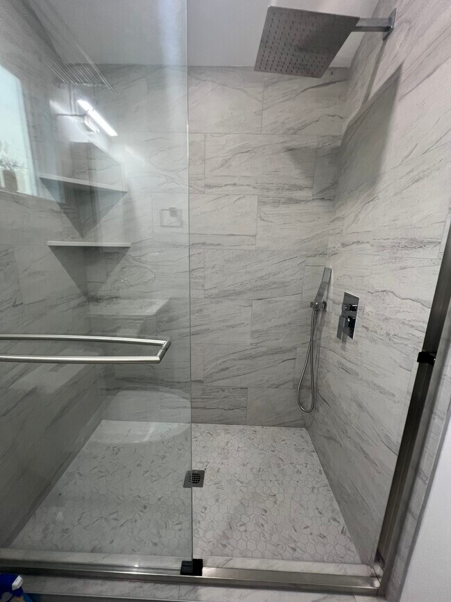 Shower - 4555 Narrot St