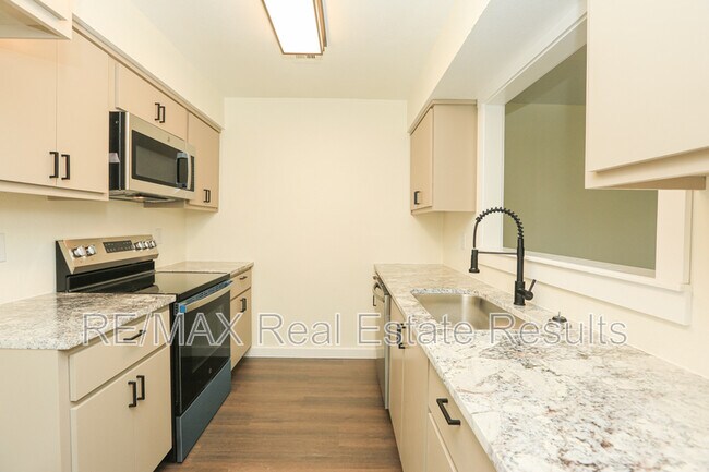 Building Photo - 208 White Oak Dr NE