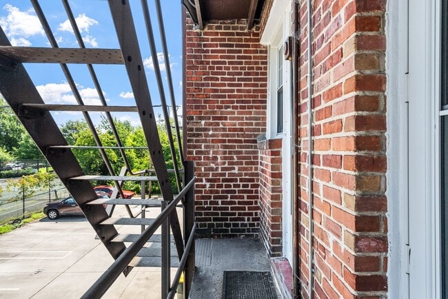 Building Photo - Completely renovated in Ghent