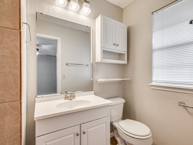 Building Photo - Cute home in Shawnee