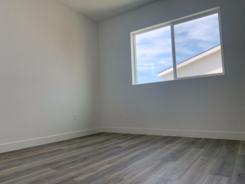 Building Photo - 4825-4825 Riverton Ave