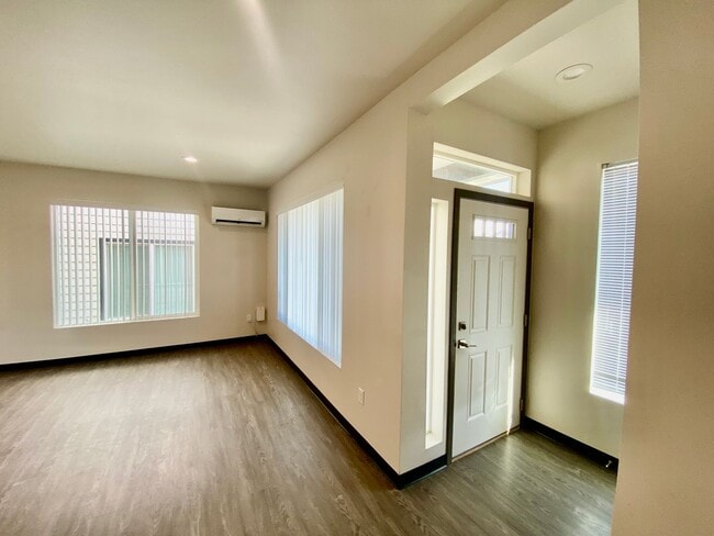 Building Photo - 901 Greenfield Dr
