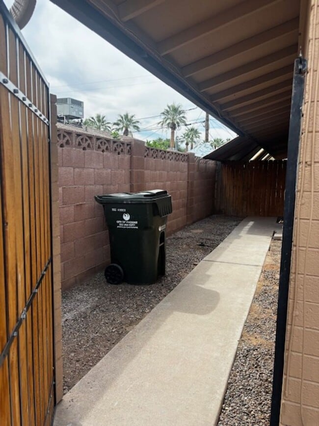 Building Photo - 4819 E Cambridge Ave