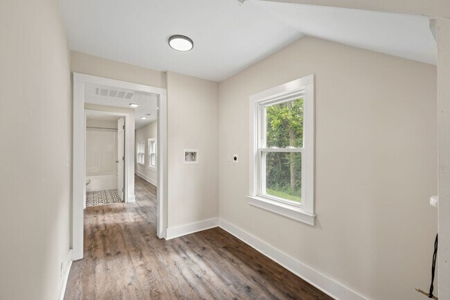 Building Photo - 1457 Caledon Rd