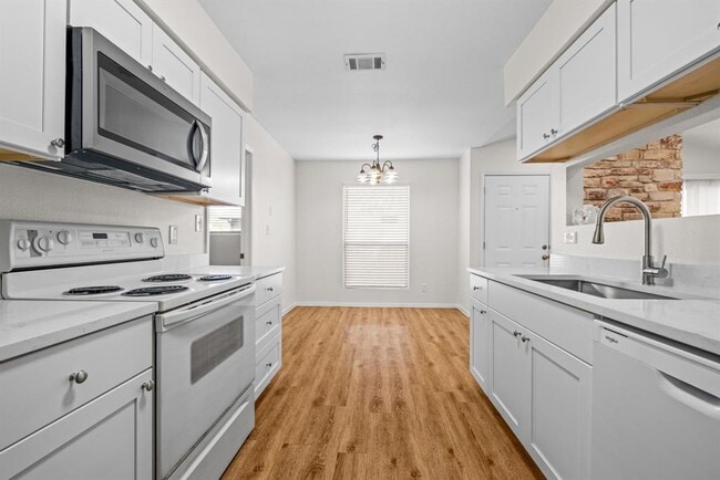 Building Photo - 12801 Copper Cliff Ave