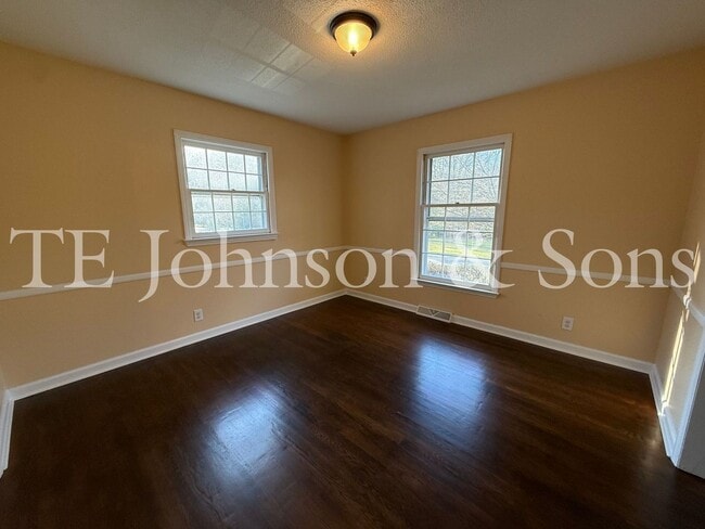 Building Photo - Spacious 4BR Home with Finished Basement, Screened Porch & Garage in Winston-Salem