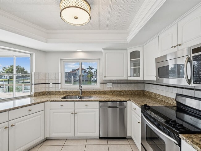 Building Photo - 441 Palm Island NE