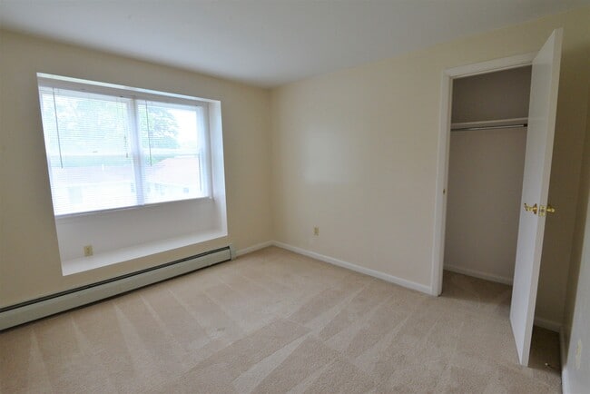 Second bedroom - 426 Winthrop Dr