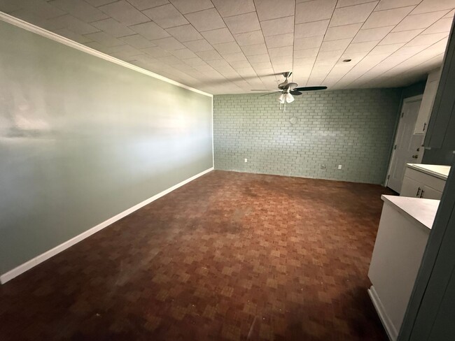 Building Photo - Renovated 5 Bedroom 2 Bath Home for Rent!