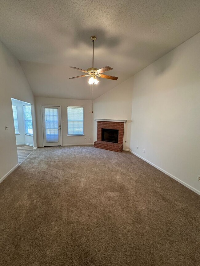 Building Photo - Don’t miss the chance to call this your ho...