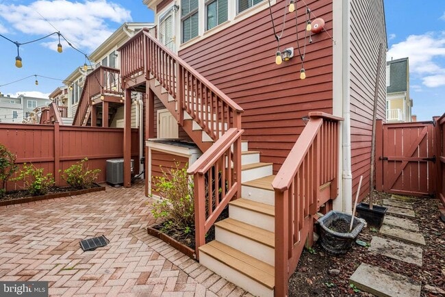 Building Photo - 711 McKenzie Ave