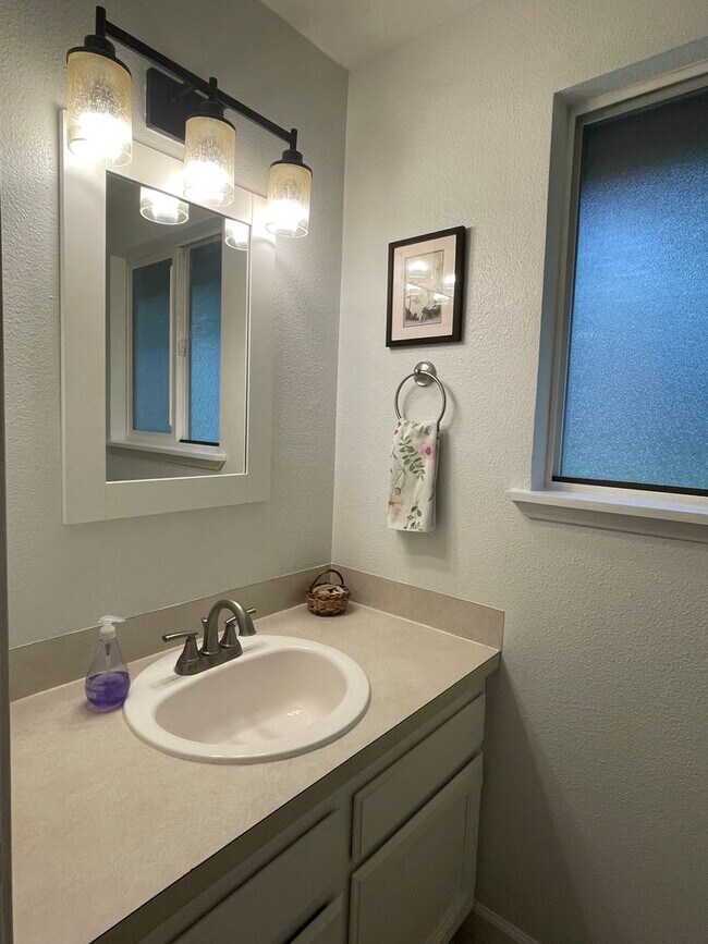 Building Photo - 1 STORY RAMBLER 3 BED 1.5 BATH IN PORT ORCHARD