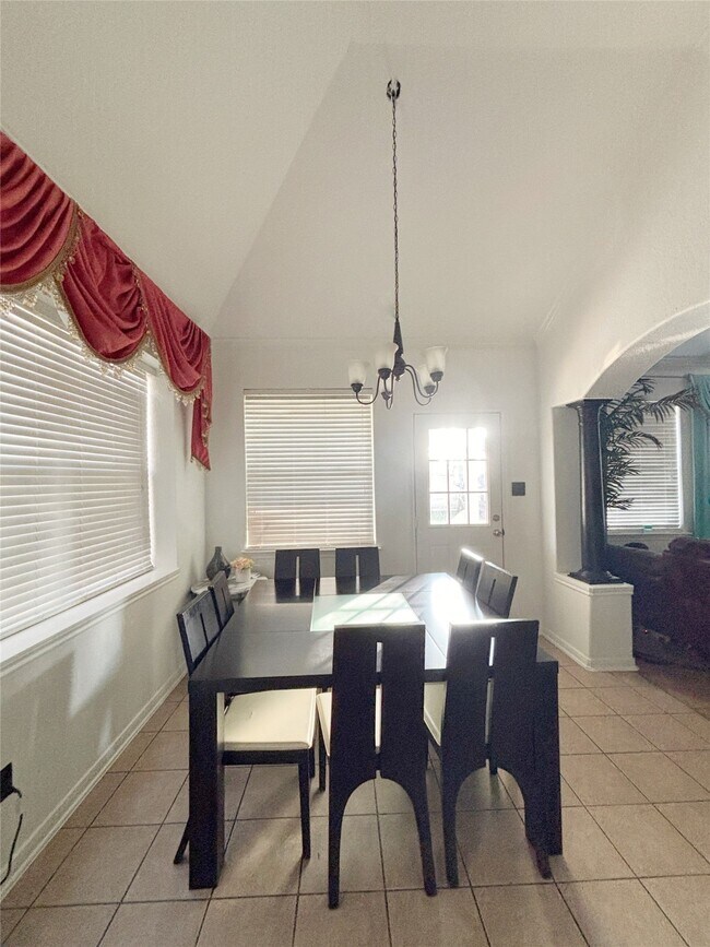 Building Photo - 9614 Pine Bank Ct