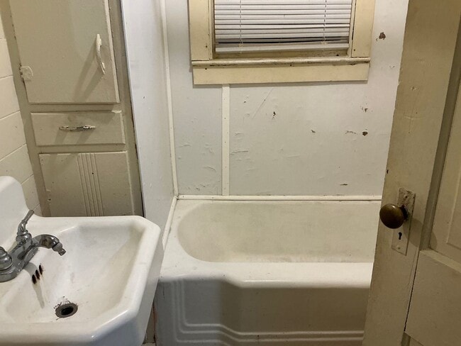 Building Photo - 521 Folks St