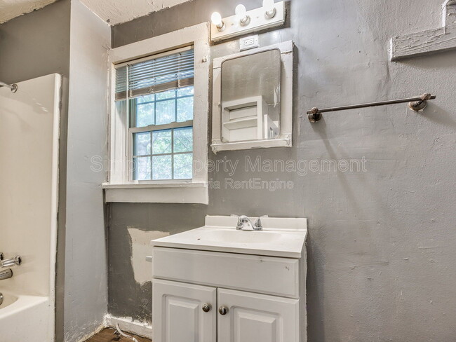 Building Photo - 1524 SW Binkley St