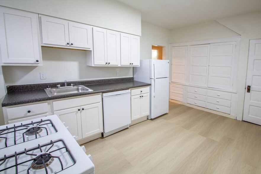 Building Photo - 201 Center Ave