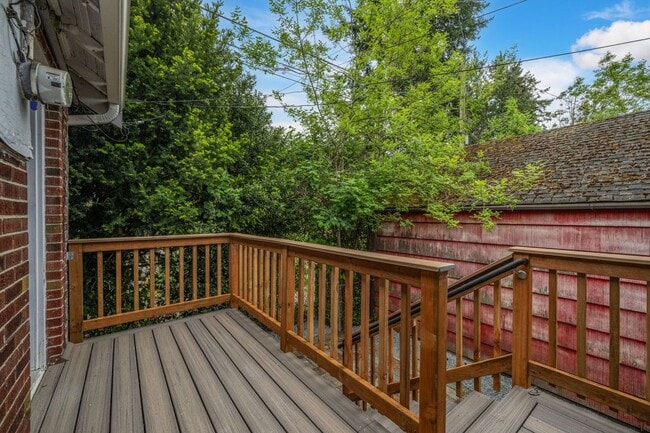 Building Photo - 2bd/1ba Seattle Home