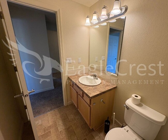 Building Photo - Two Bedroom Upstairs Unit in The Vineyards HOA **Half Off 2nd Month Rent**