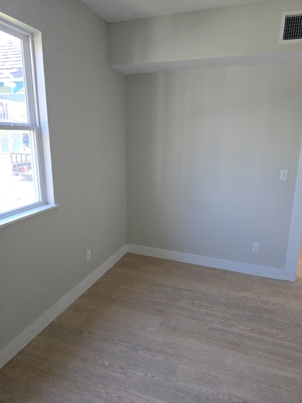 Building Photo - 4305 Ave S