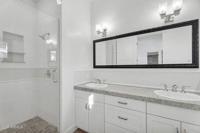 Building Photo - 4901 E Amelia Ave