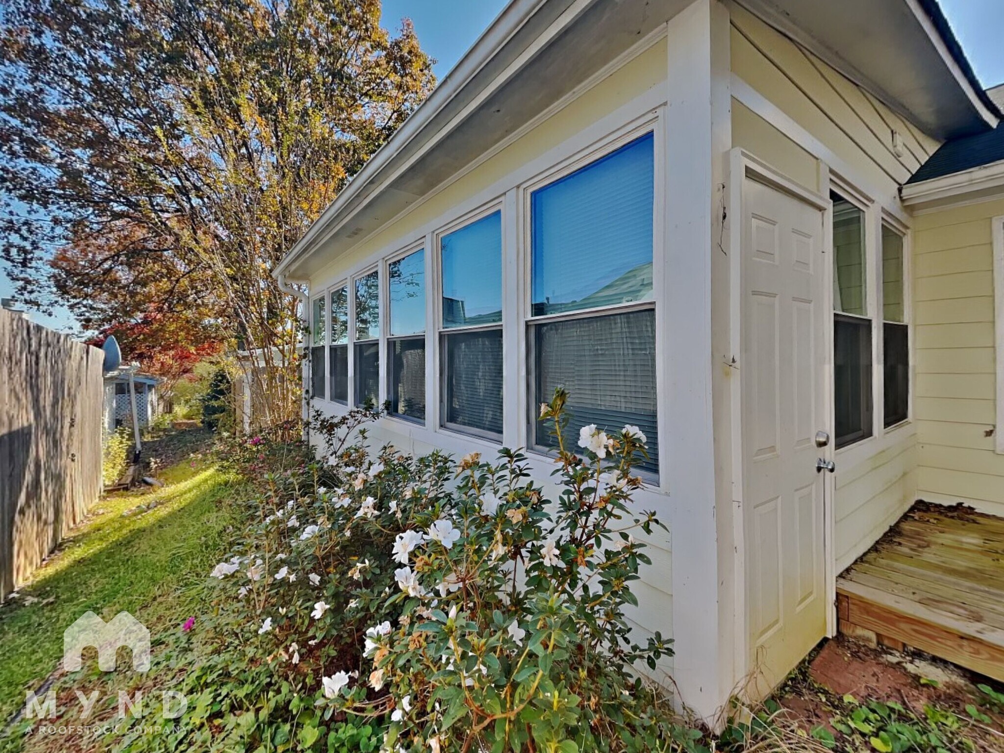 Building Photo - 208 Oak Cir N