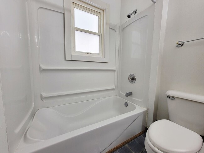 Building Photo - 322 1/2-316-312 W Columbia St