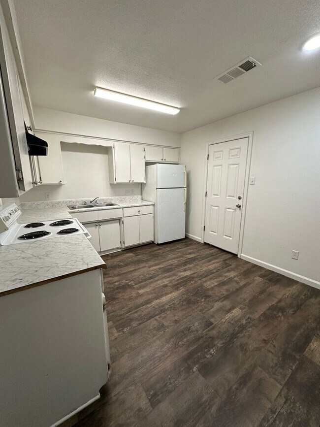 Building Photo - Kinkead Duplex