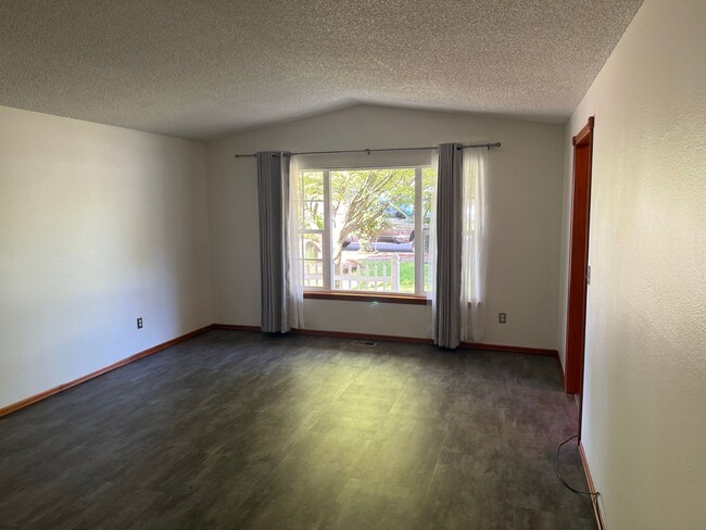Building Photo - Beautiful 3 Bedroom Ranch Style House with...