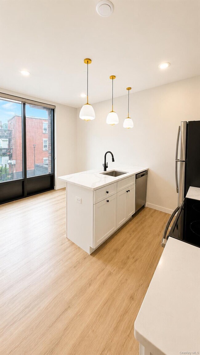 Building Photo - 136 202