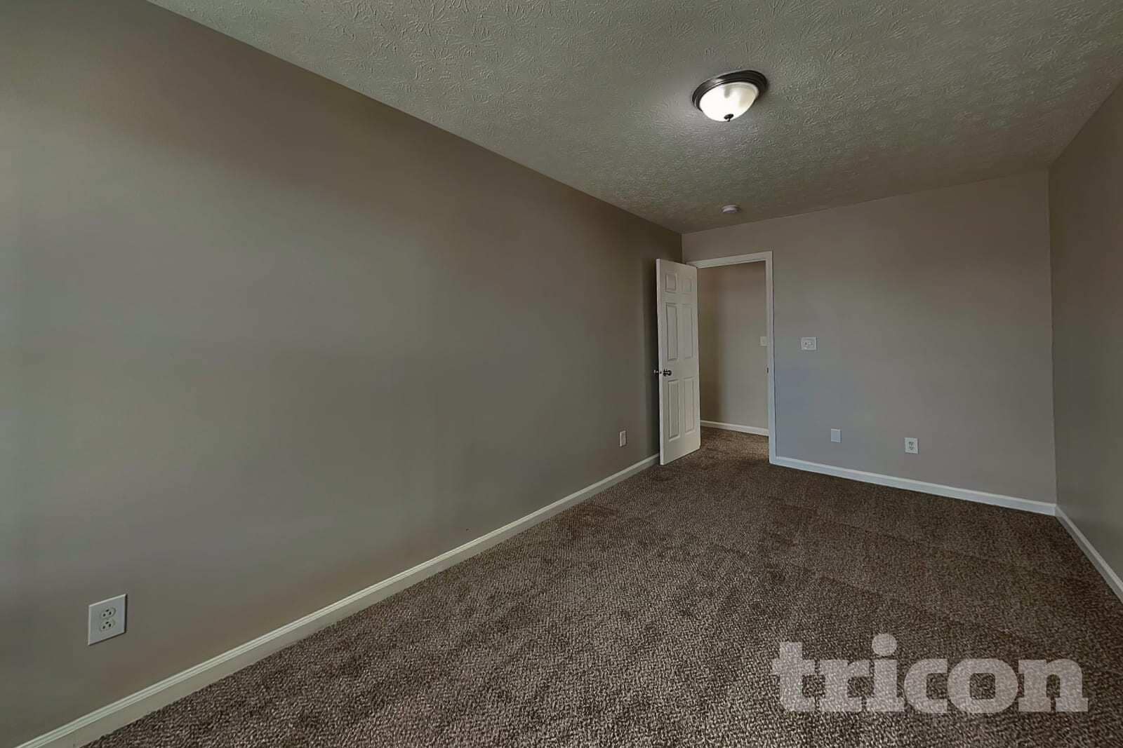 Building Photo - 2337 Middle View Dr