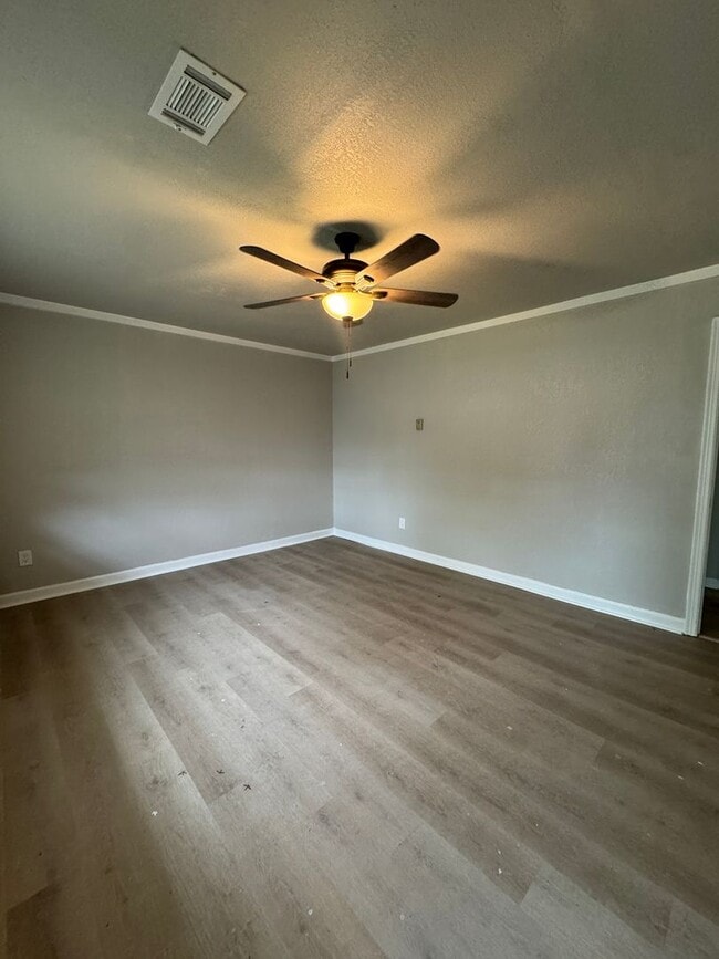 Building Photo - Newly Remodeled 2 Bed / 1 Bath Duplex Available Now!