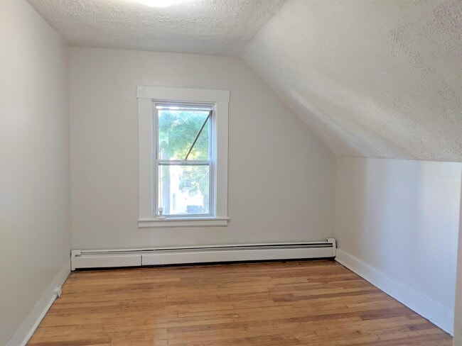 Building Photo - 102 Willow Ave