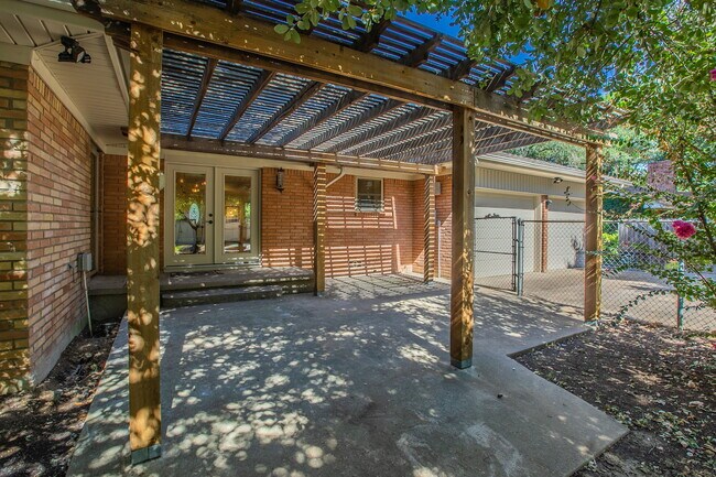 Building Photo - 5220 Lake Charles Dr