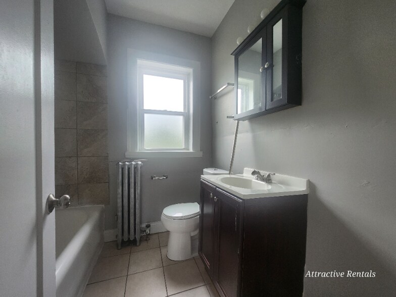 Building Photo - 9909 S Charles St