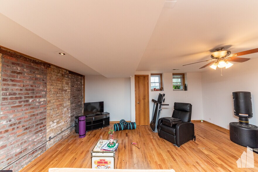Building Photo - 1533 W Leland Ave