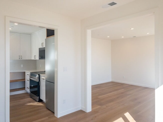 Building Photo - Stunning, Newly Remodeled, Top Floor Flat, Huge Private Deck,  Bay Views, Laundry! Parking! PROGR...