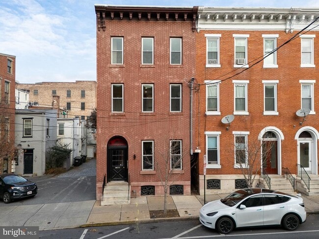 Building Photo - 11 E Walnut St