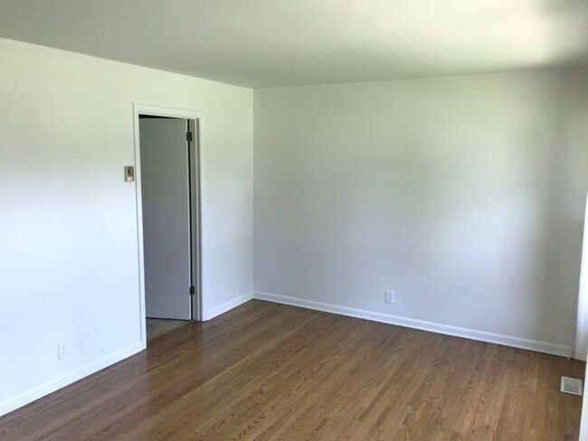 Building Photo - Excellent 2/1 in Desirable West Nashville!