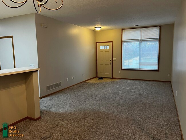 Building Photo - 3 Bedroom Townhome **$1,000 Rent Credit wi...