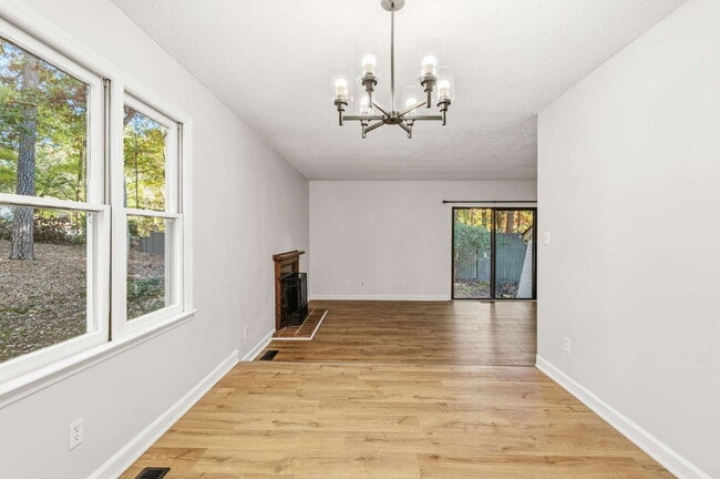 Building Photo - 3-Bed Spacious End Unit Townhouse