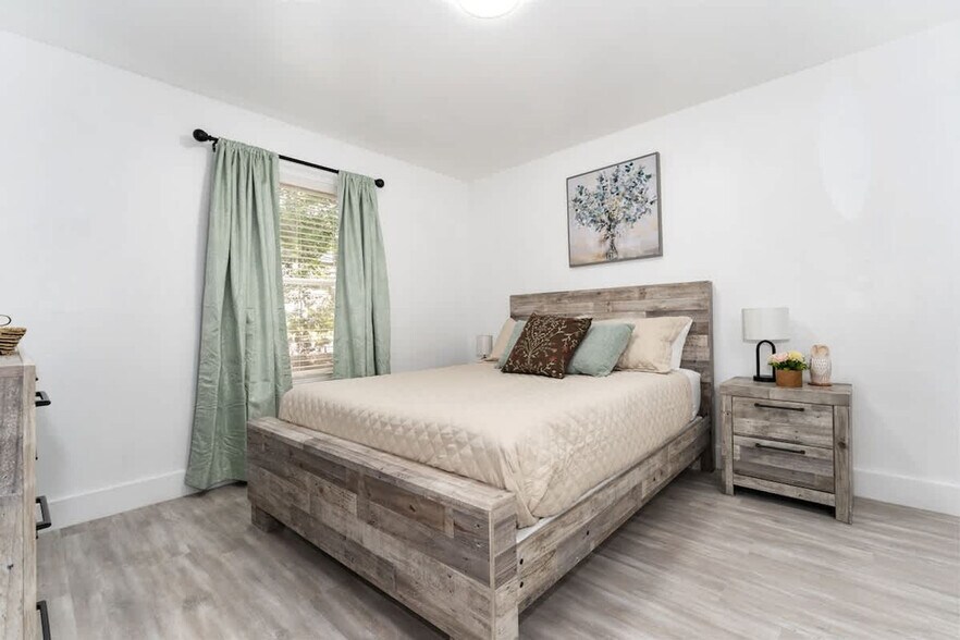 Building Photo - 2360 SW Archer Rd