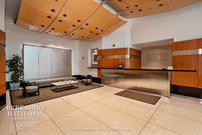 Building Photo - 512 N McClurg Court
