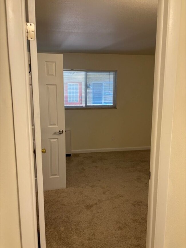 Building Photo - Close to Campus 2BD/1.5 BA Townhouse - Ava...