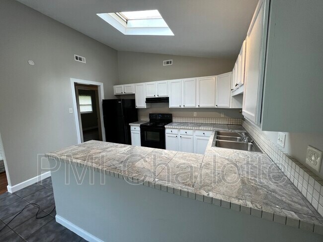 Building Photo - 1100 Vickery Dr