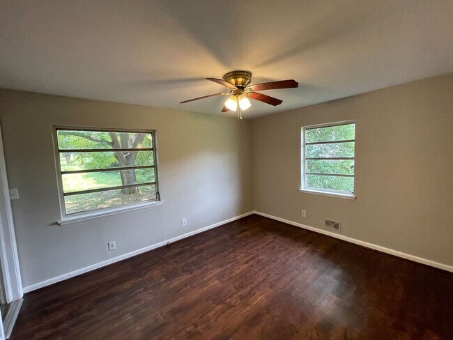 Building Photo - 3 bedroom 1.5 bath house available!   Large yard!