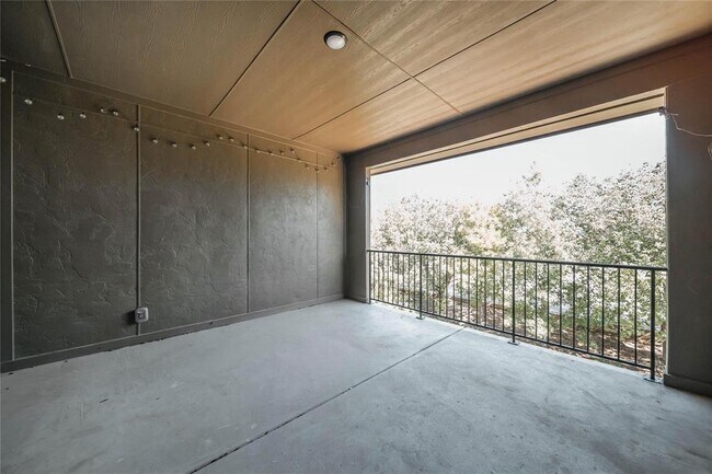 Building Photo - 2745 Troutt Dr
