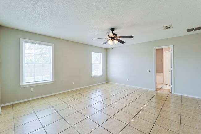 Building Photo - "Spacious 3-Bedroom Haven with 2 Full Baths – 1,592 Sq Ft with Lawn Care Included!"
