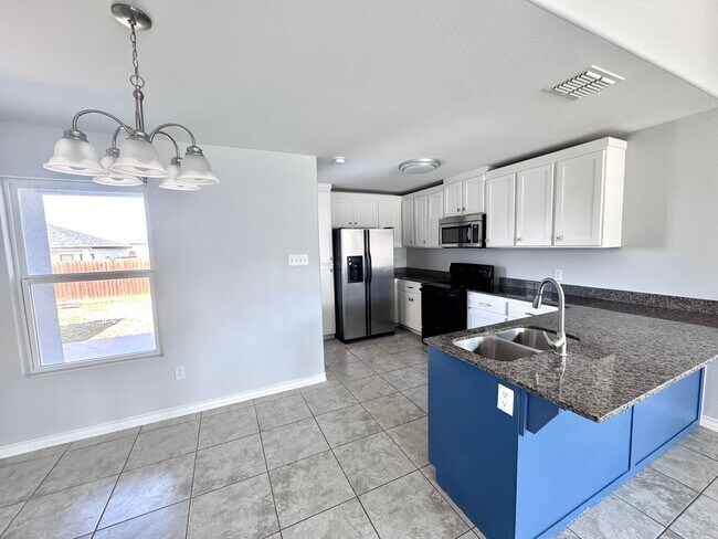 Building Photo - 515 Graneros Ave